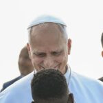 La visita di Papa Francesco a Lampedusa: simboli di speranza e accoglienza tra i migranti