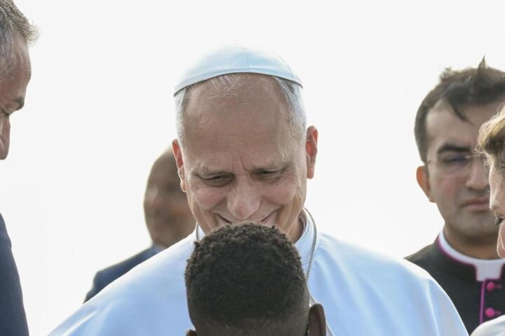 La visita di Papa Francesco a Lampedusa: simboli di speranza e accoglienza tra i migranti