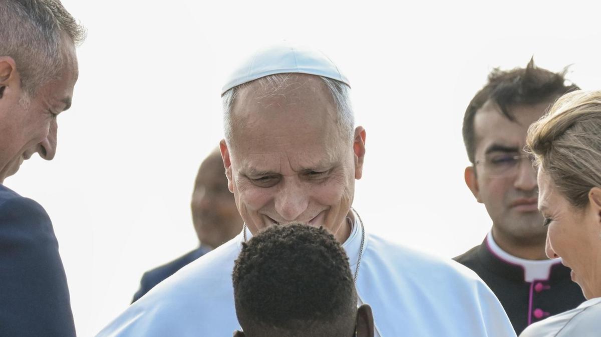 La visita di Papa Francesco a Lampedusa: simboli di speranza e accoglienza tra i migranti