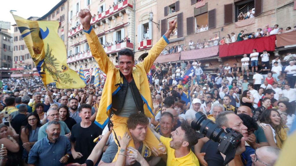 L'Aquila trionfa al Palio di Siena dopo 34 anni, Tittia porta la contrada alla vittoria