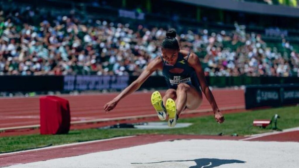 Larissa Iapichino stabilisce il nuovo record italiano nel salto in lungo, superando la madre Fiona May