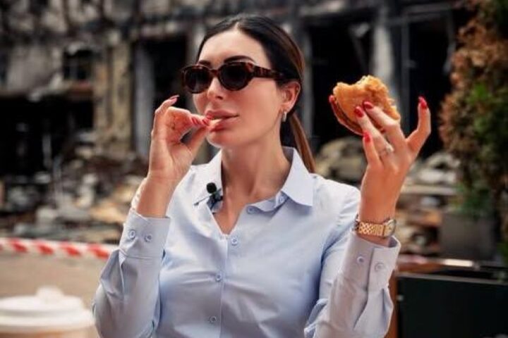 Laura Loomer si distanzia dalla propaganda russa e si schiera a favore dell'Ucraina