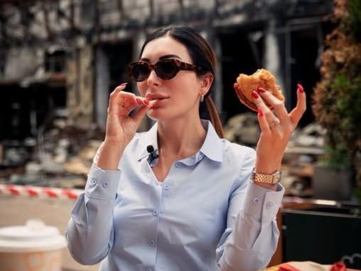 Laura Loomer si distanzia dalla propaganda russa e si schiera a favore dell'Ucraina
