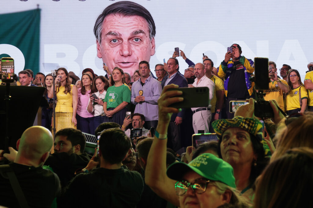 L'avatar IA di Bolsonaro appare alla campagna elettorale del figlio nonostante il divieto di comunicazioni pubbliche