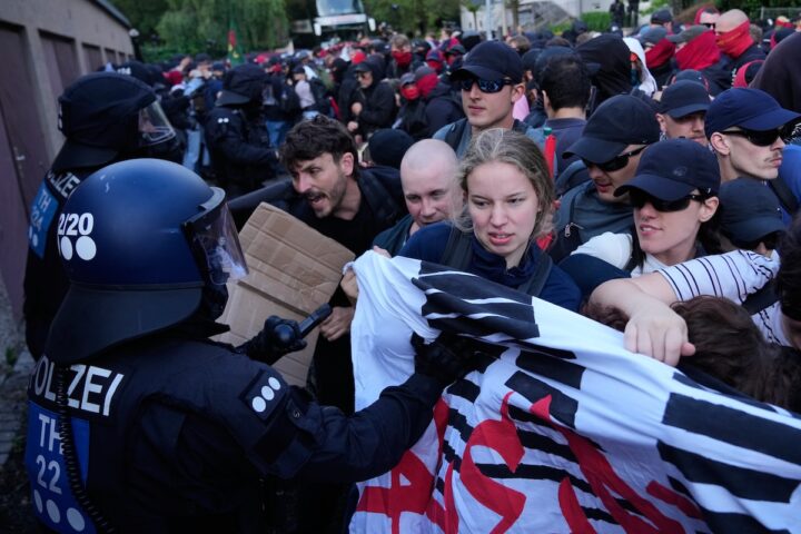 Le proteste contro il congresso di AfD a Erfurt: tensioni e blocchi con 30mila manifestanti