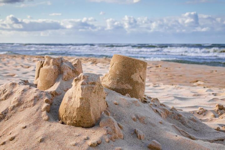 Le spiagge italiane in pericolo: la crisi climatica accelera l'erosione delle coste