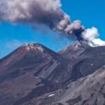L'eruzione dell'Etna provoca caos a Catania: voli cancellati e prezzi in aumento