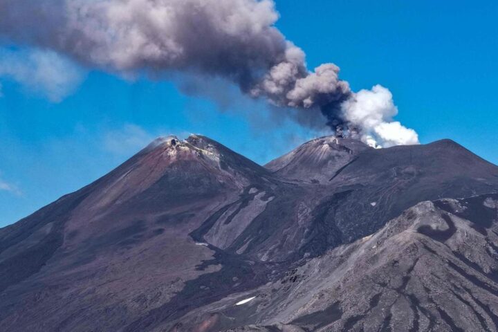 L'eruzione dell'Etna provoca caos a Catania: voli cancellati e prezzi in aumento
