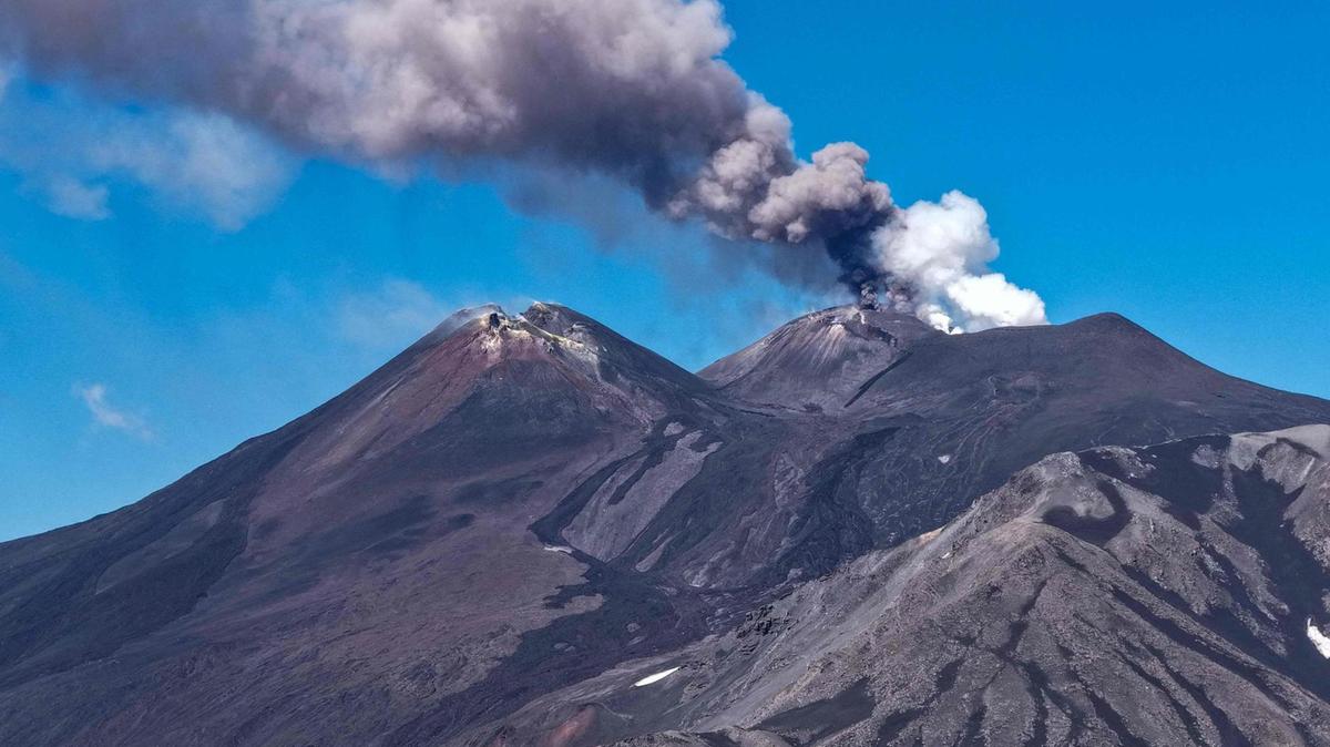 L'eruzione dell'Etna provoca caos a Catania: voli cancellati e prezzi in aumento