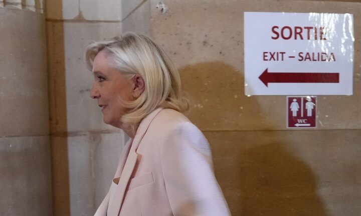 Marine Le Pen condannata a 100.000 euro, ma può candidarsi all'Eliseo