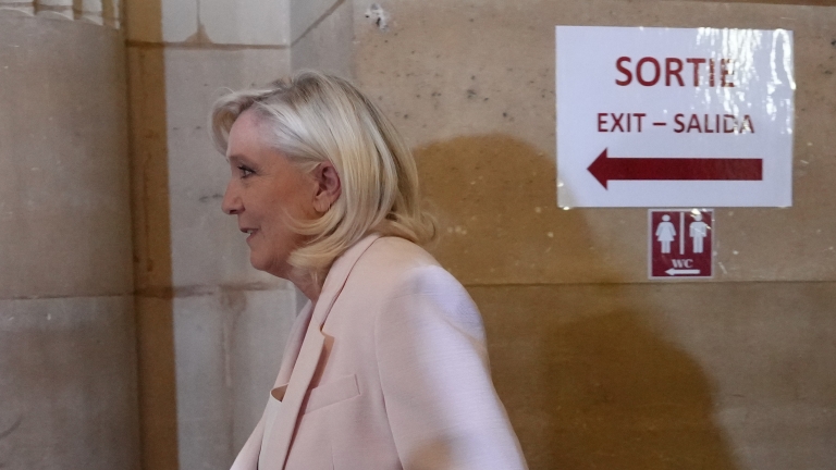 Marine Le Pen condannata a 100.000 euro, ma può candidarsi all'Eliseo
