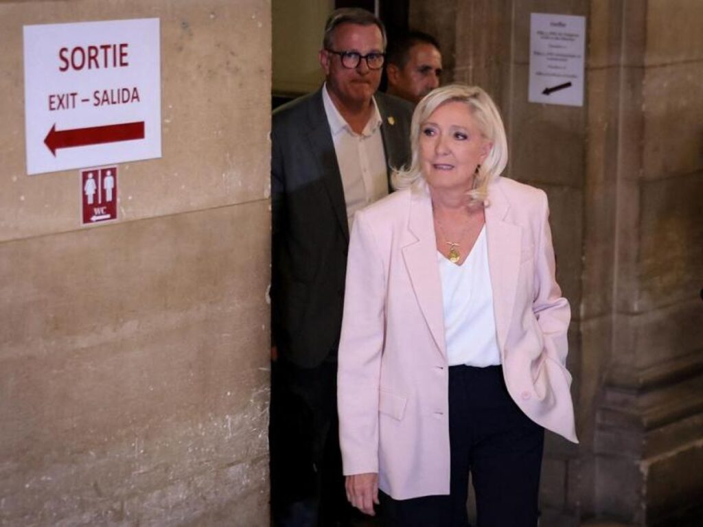 Marine Le Pen condannata a Parigi: potrà candidarsi ma con braccialetto elettronico