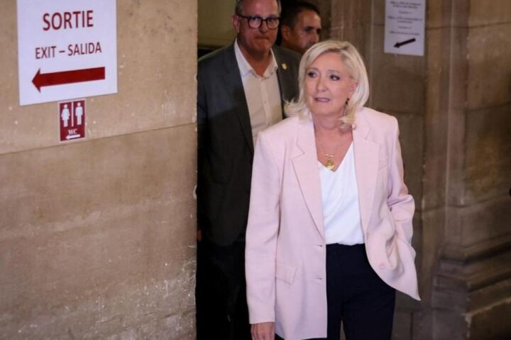 Marine Le Pen condannata a Parigi: potrà candidarsi ma con braccialetto elettronico