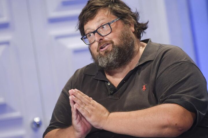 Mario Adinolfi agli arresti domiciliari per truffa e evasione fiscale legata a scommesse collettive
