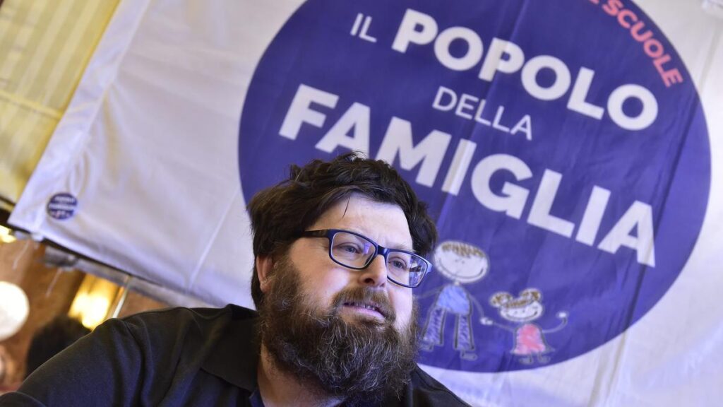 Mario Adinolfi si difende dalle accuse di truffa e evasione fiscale: "Vivo come un monaco"