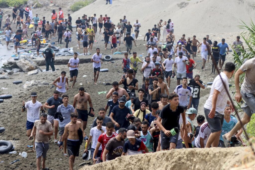 Migliaia di migranti raggiungono Ceuta dal Marocco, aumentando la pressione sulla Guardia Civil