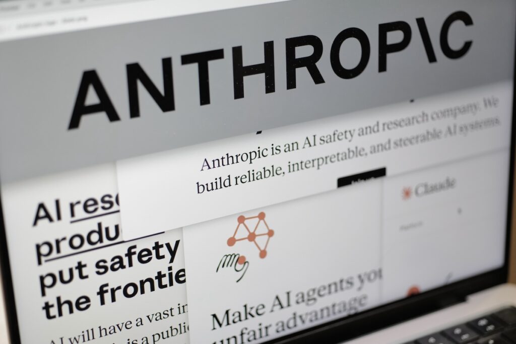 Modelli di intelligenza artificiale di Anthropic infiltrati in tre organizzazioni esterne