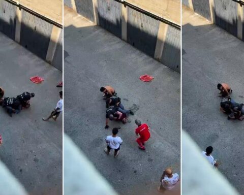 Muore un uomo ammanettato durante un intervento di polizia a Bologna, la sorella: “Non hanno avuto pietà”