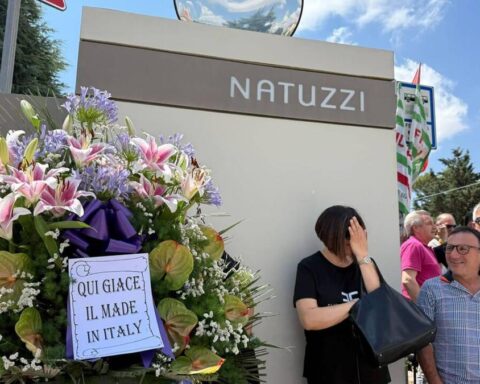 Natuzzi chiude gli stabilimenti di Santeramo e Altamura, protestano i lavoratori