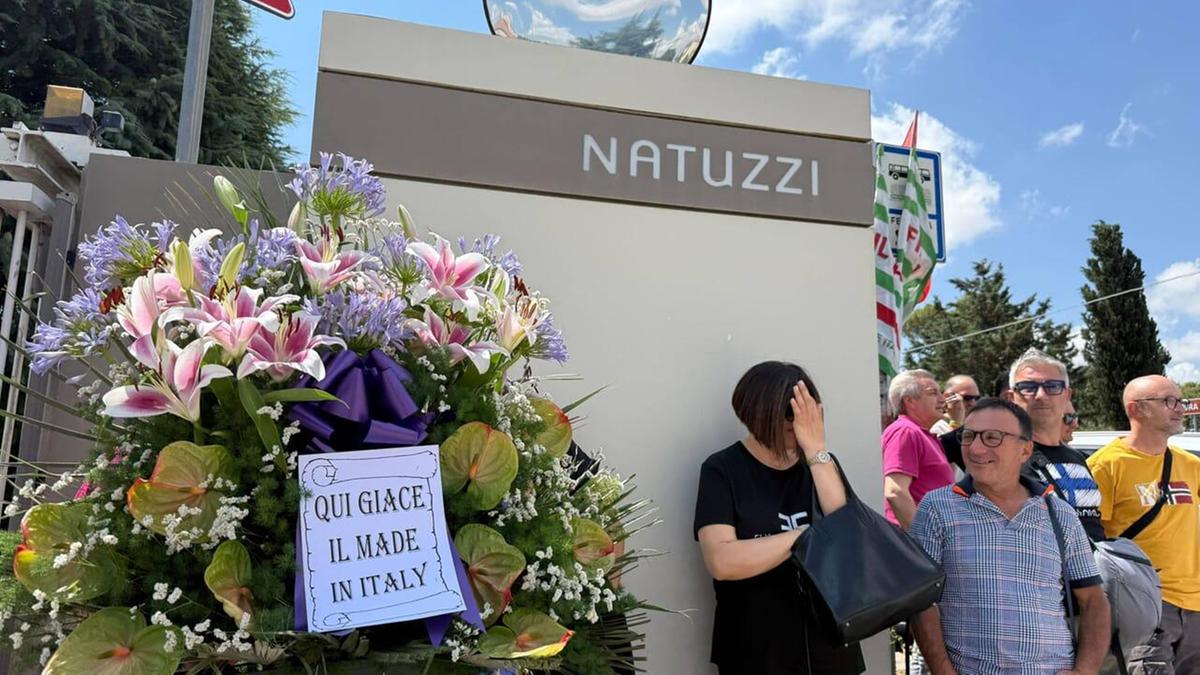 Natuzzi chiude gli stabilimenti di Santeramo e Altamura, protestano i lavoratori