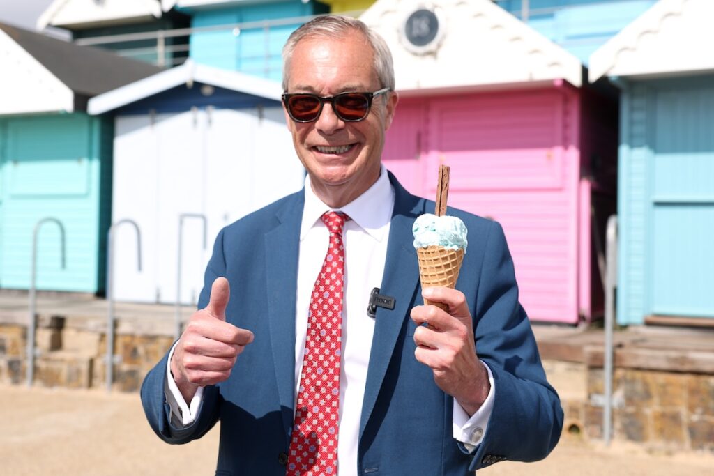 Nigel Farage si dimette da parlamentare di Clacton-on-Sea e si ricandida, accusato di donazioni illecite