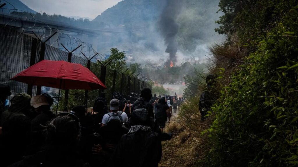 No Tav, violenti scontri in Val Susa: cinque blindati incendiati e oltre 50 agenti feriti