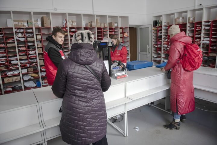 Nova Poshta: simbolo di resilienza ucraina e obiettivo degli attacchi russi
