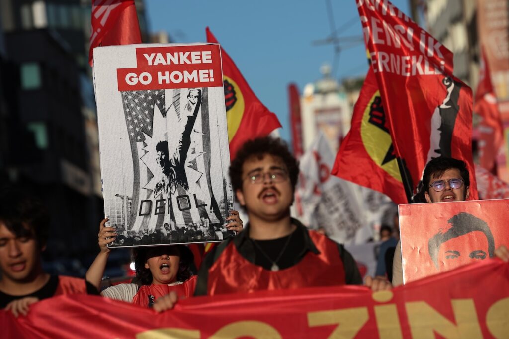 Oltre cento arresti in Turchia durante le manifestazioni contro la riunione della NATO ad Ankara