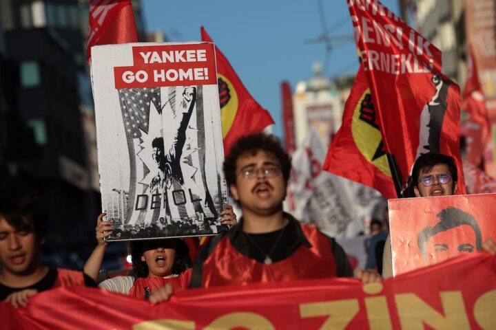 Oltre cento arresti in Turchia durante le manifestazioni contro la riunione della NATO ad Ankara
