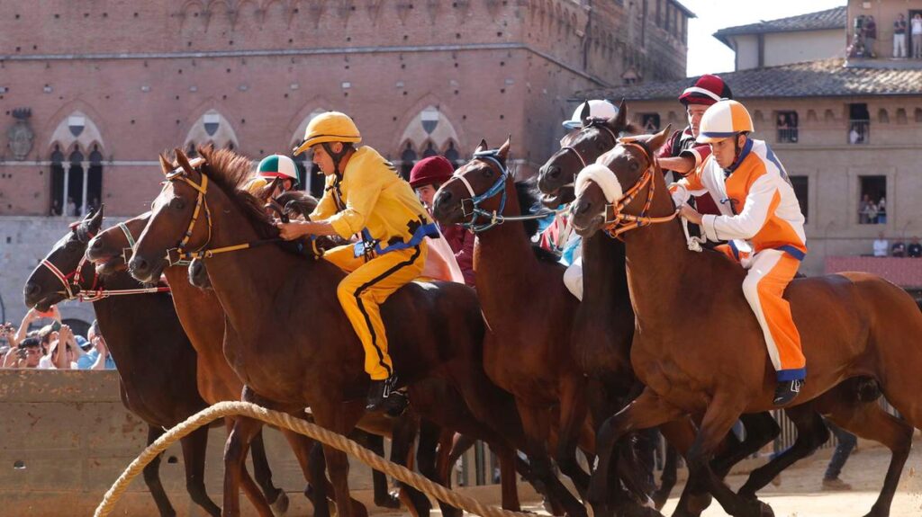 Palio di Siena: l’Aquila trionfa dopo 34 anni, vince Tittia in una storica corsa
