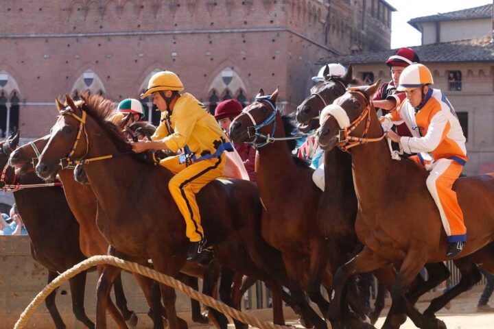 Palio di Siena: l’Aquila trionfa dopo 34 anni, vince Tittia in una storica corsa