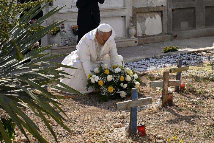 Papa Leone XIV a Lampedusa: messaggio di accoglienza e dignità umana trasmesso dalla Porta d'Europa