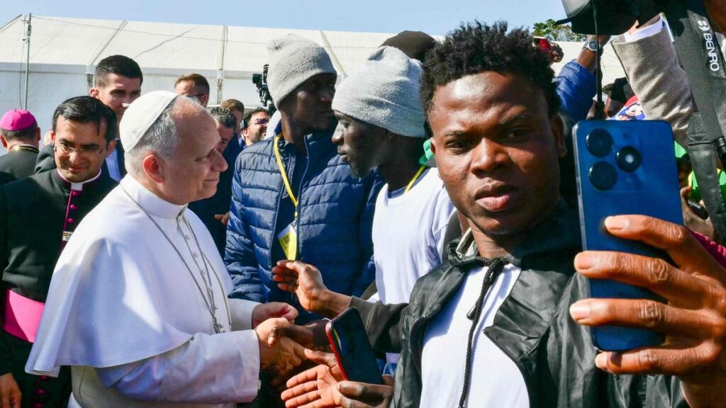 Papa Leone XIV: "Gli Stati Uniti sono plasmati dai migranti", messaggio contro la remigrazione da Lampedusa