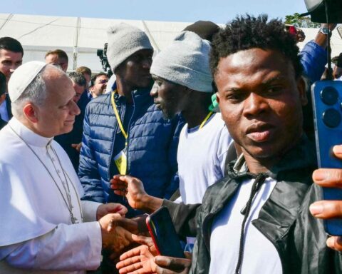 Papa Leone XIV: "Gli Stati Uniti sono plasmati dai migranti", messaggio contro la remigrazione da Lampedusa