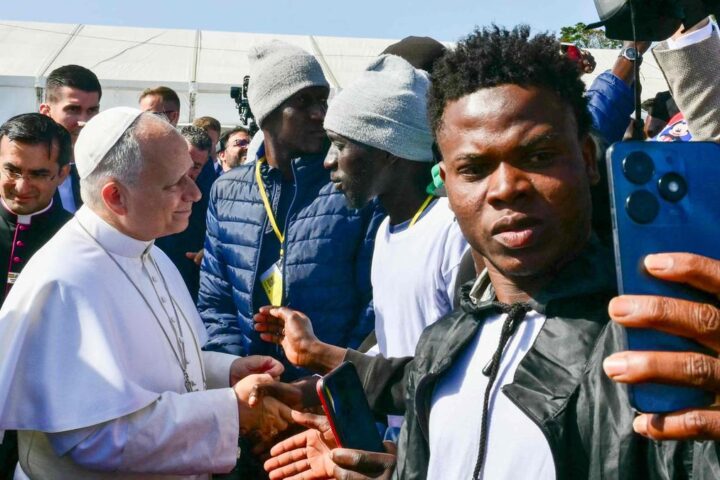 Papa Leone XIV: "Gli Stati Uniti sono plasmati dai migranti", messaggio contro la remigrazione da Lampedusa