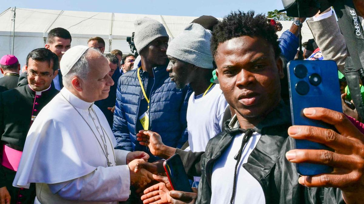 Papa Leone XIV: "Gli Stati Uniti sono plasmati dai migranti", messaggio contro la remigrazione da Lampedusa