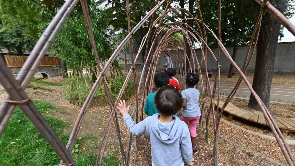 Parigi trasforma cortili scolastici in oasi climatiche per combattere il caldo