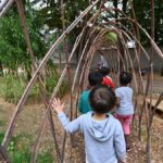 Parigi trasforma cortili scolastici in oasi climatiche per combattere il caldo