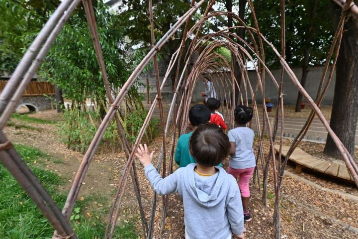 Parigi trasforma cortili scolastici in oasi climatiche per combattere il caldo