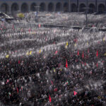 Processione funebre per Ali Khamenei a Teheran in corso dopo bombardamento israeliano