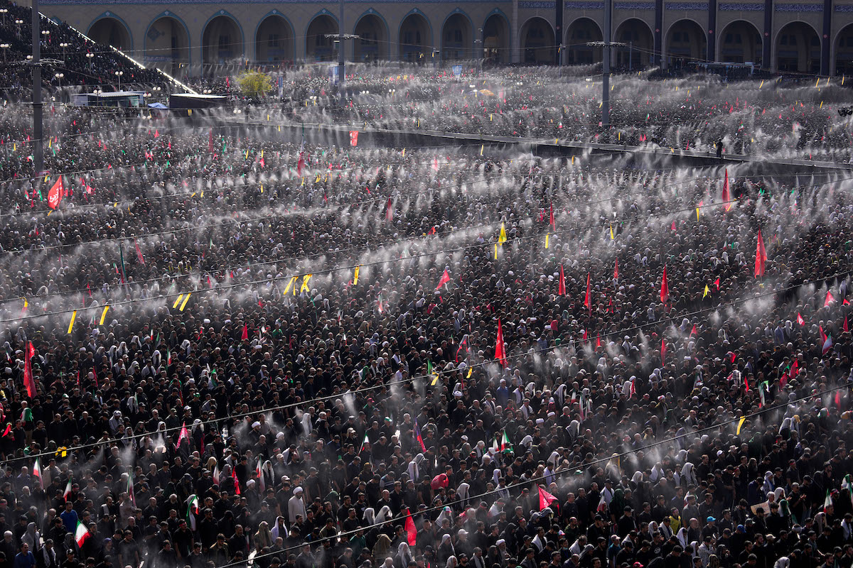 Processione funebre per Ali Khamenei a Teheran in corso dopo bombardamento israeliano