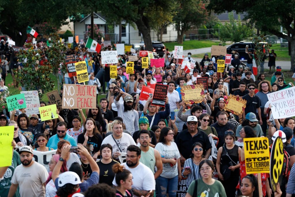 Proteste a Houston dopo l’uccisione di un immigrato messicano da parte dell’ICE