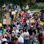 Proteste a Houston dopo l’uccisione di un immigrato messicano da parte dell’ICE