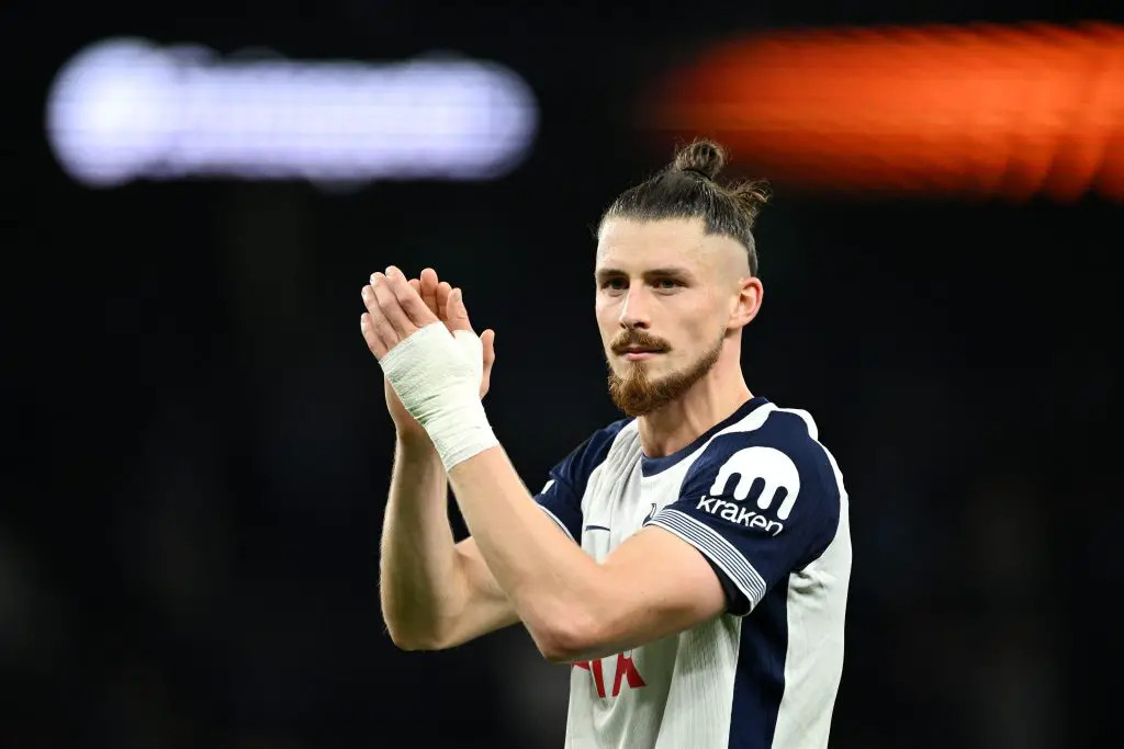 Radu Dragusin in arrivo a Firenze per le visite mediche con la Fiorentina domani