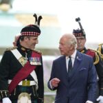 Re Carlo incontra William ed Edoardo in Scozia per discutere della visita di Harry