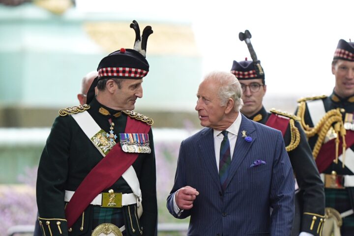 Re Carlo incontra William ed Edoardo in Scozia per discutere della visita di Harry