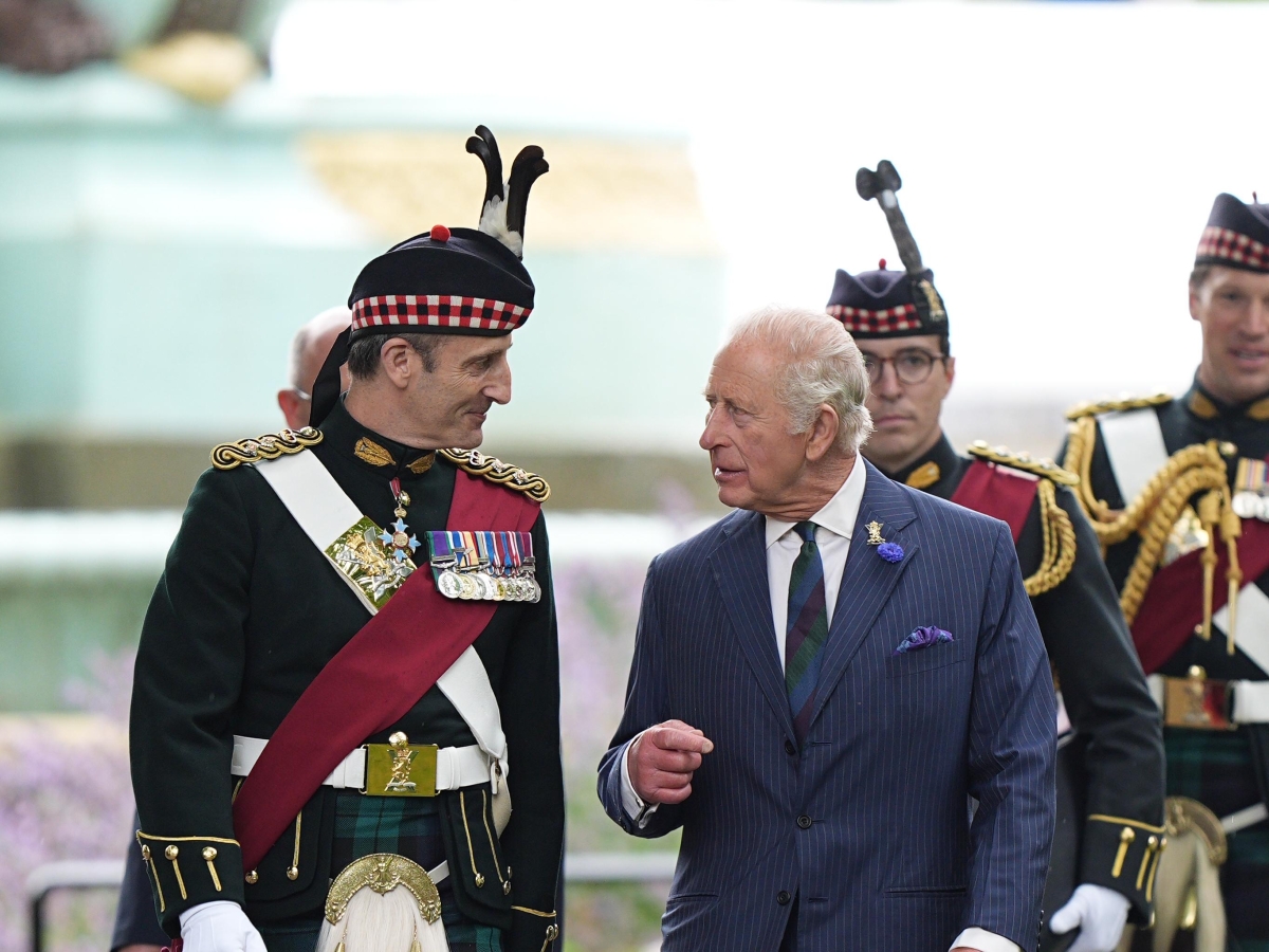 Re Carlo incontra William ed Edoardo in Scozia per discutere della visita di Harry