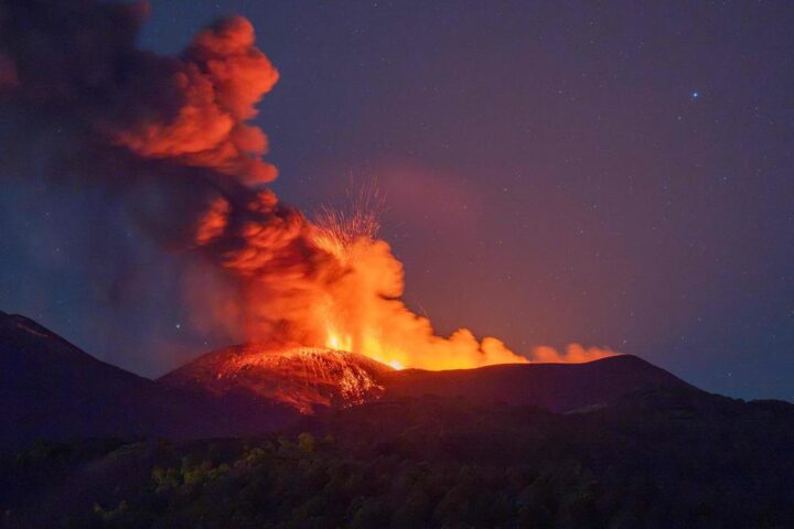 Riaprono gli aeroporti di Catania e Comiso dopo eruzione dell'Etna, ma tremore vulcanico persiste
