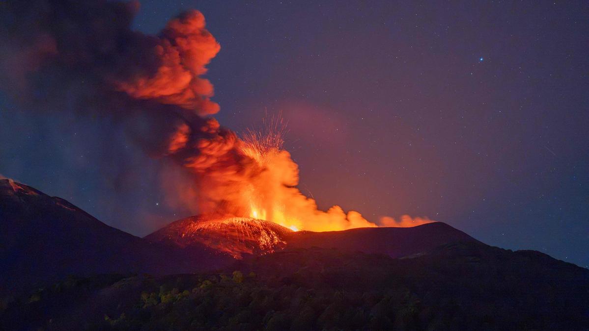 Riaprono gli aeroporti di Catania e Comiso dopo eruzione dell'Etna, ma tremore vulcanico persiste