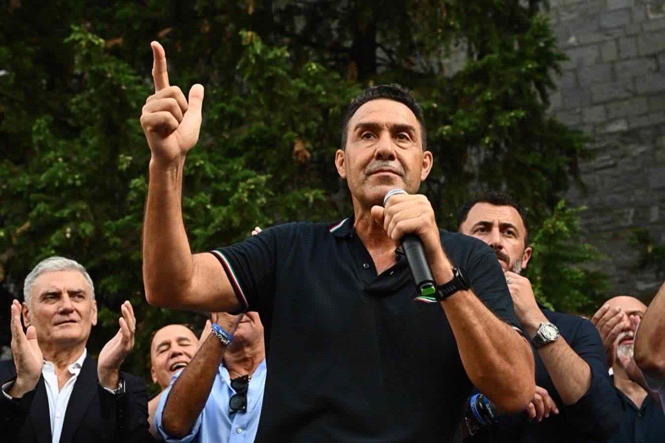 Roberto Vannacci avvia azioni legali contro gli insulti online, richiedendo scuse e risarcimenti